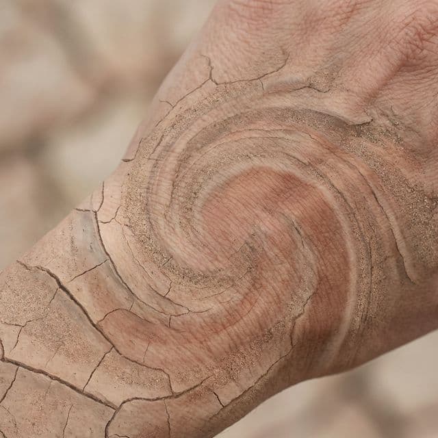 Textura de tierra y piel consciente